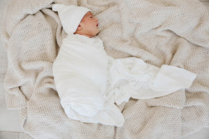 KNOTTED BABY GOWN IN RIBBED WHITE