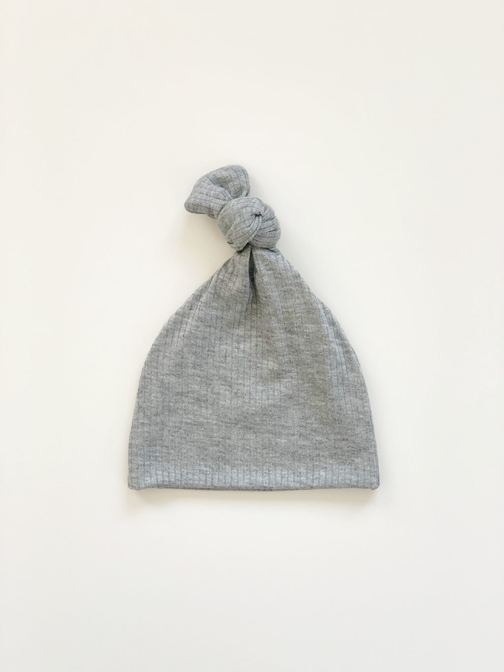 KNOTTED HAT IN RIBBED GRAY