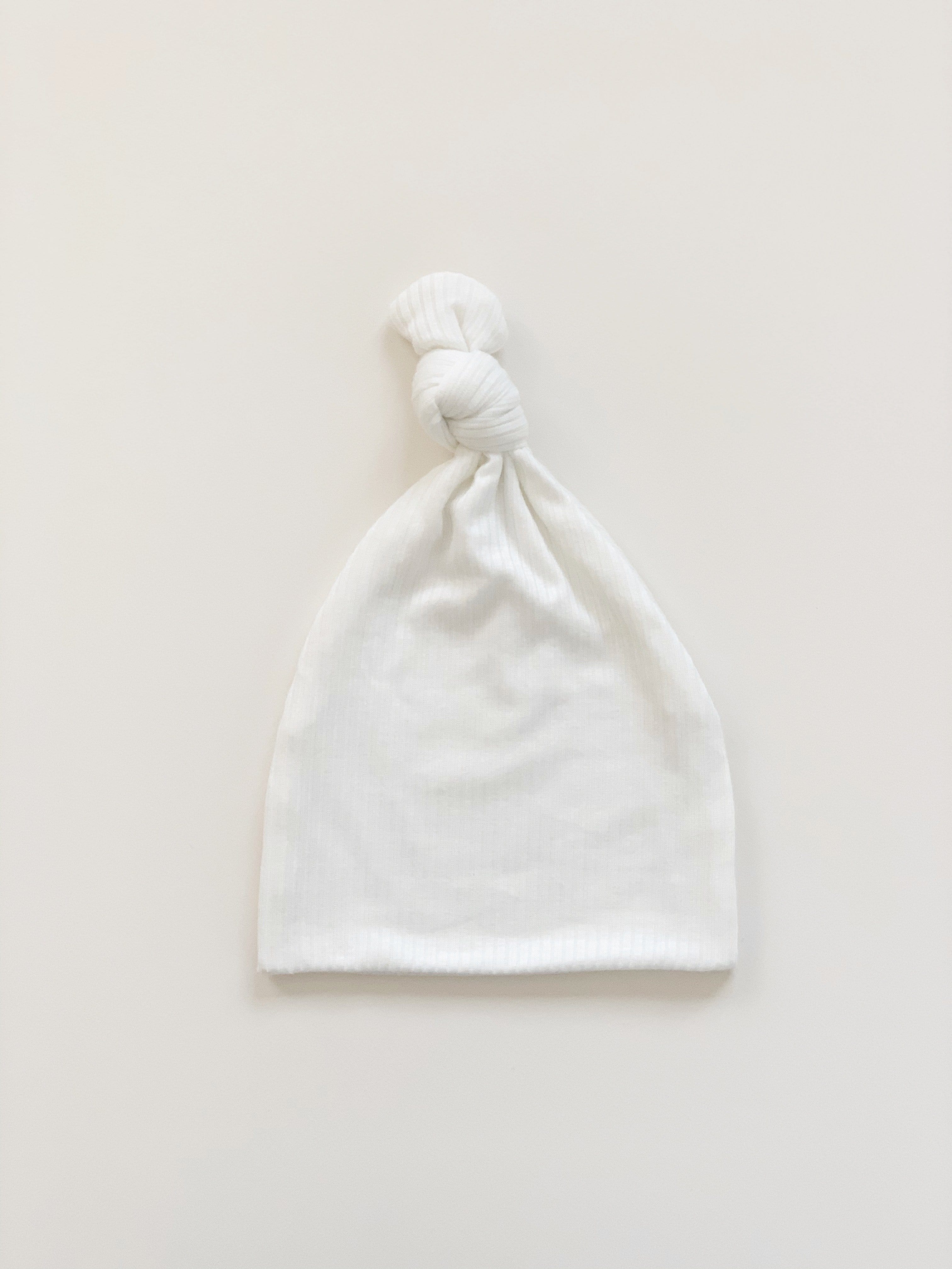 KNOTTED BABY HAT IN RIBBED WHITE