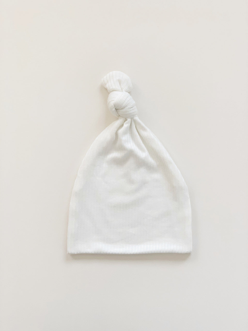 KNOTTED BABY HAT IN RIBBED WHITE
