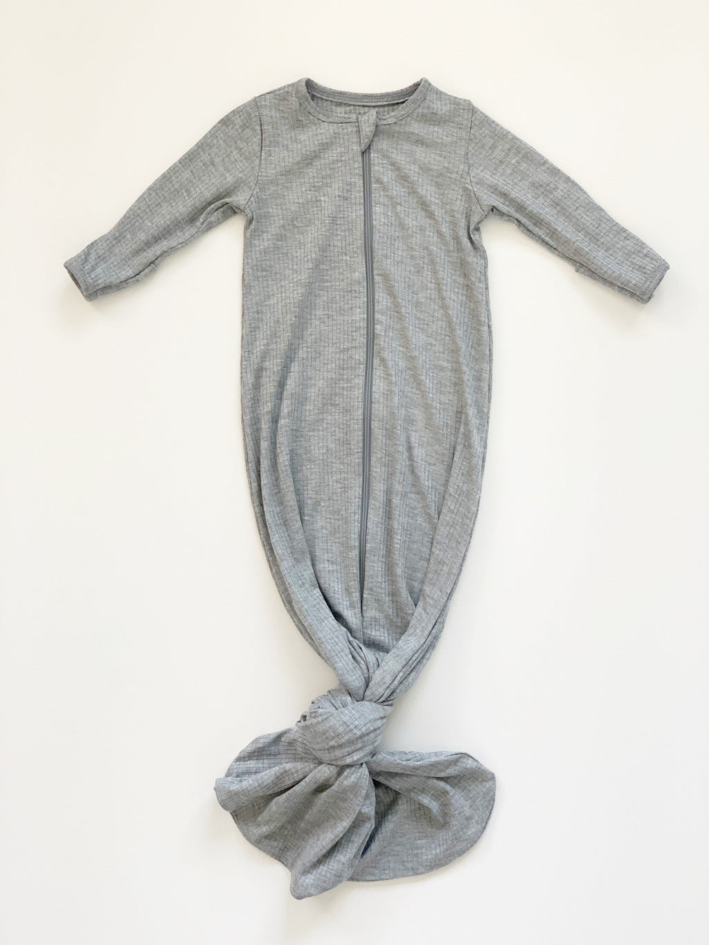 KNOTTED BABY GOWN IN RIBBED GRAY