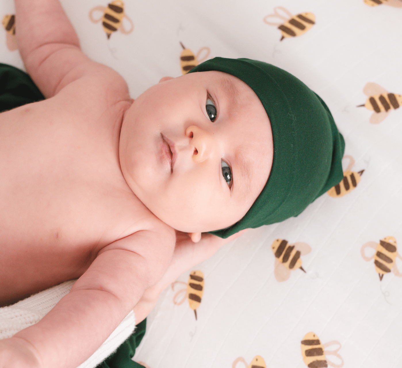 KNOTTED BABY HAT IN PINE